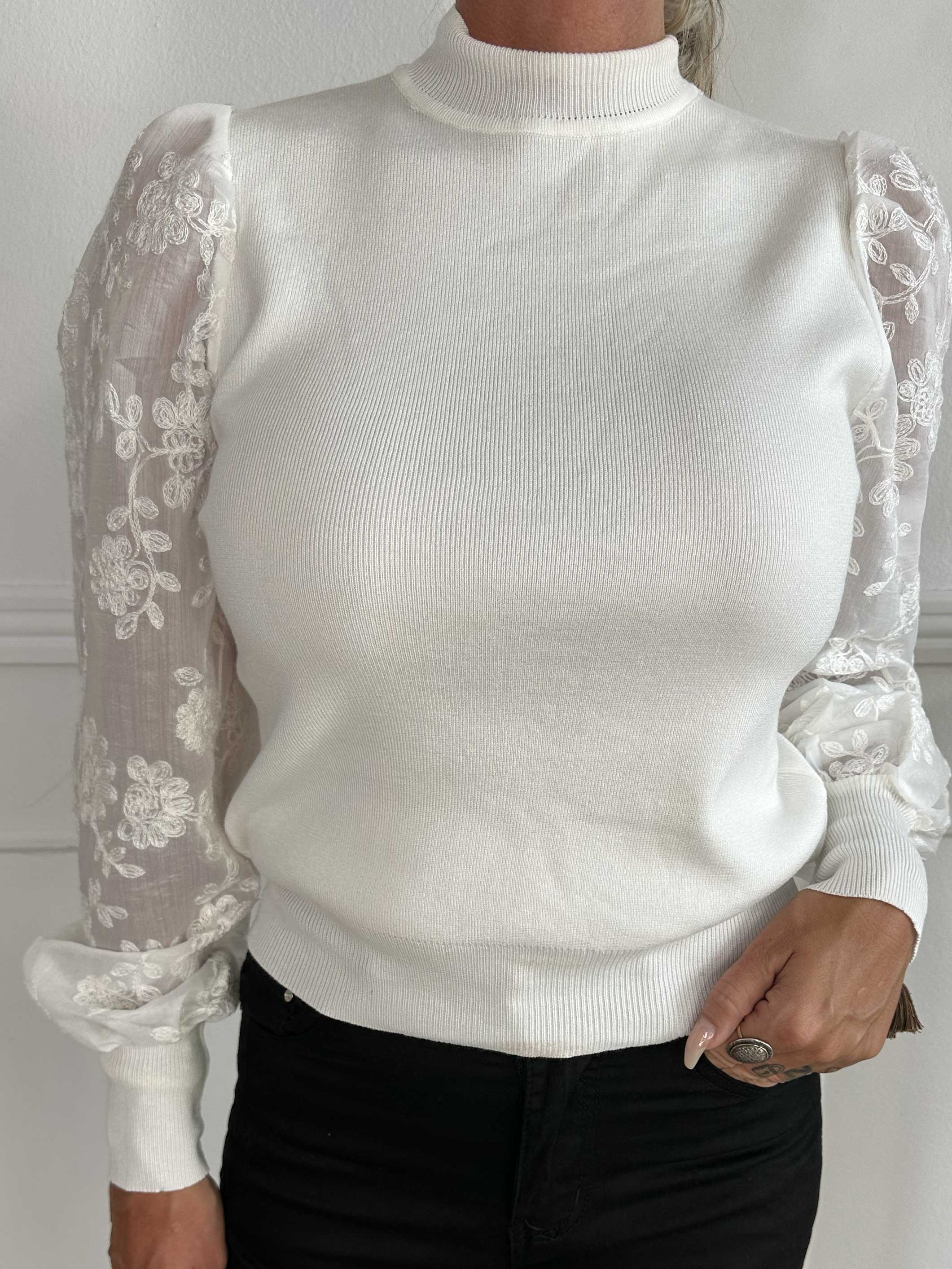 Sydney - Blus med turtleneck och spetsärmar